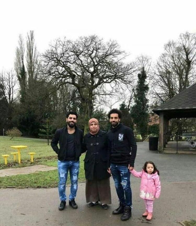 كشف علاقة أسرة محمد صلاح بامتناعه عن حضور حفل الأفضل..وأزمتة مع الكاف