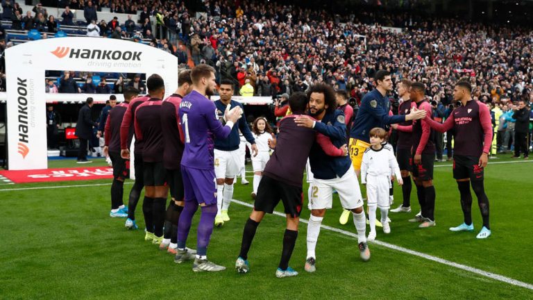 لاعبي إشبيلية ينظمون ممر شرفي لريال مدريد بمناسبة التتويج بالسوبر الإسباني (فيديو)