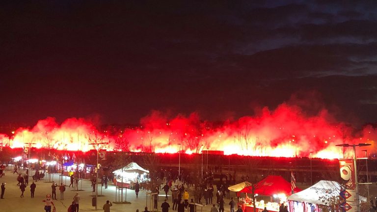أتلتيكو مدريد و ليفربول .. جماهير الأتلتي تستقبل حافلة فريقها بنيران كثيفة(فيديو)
