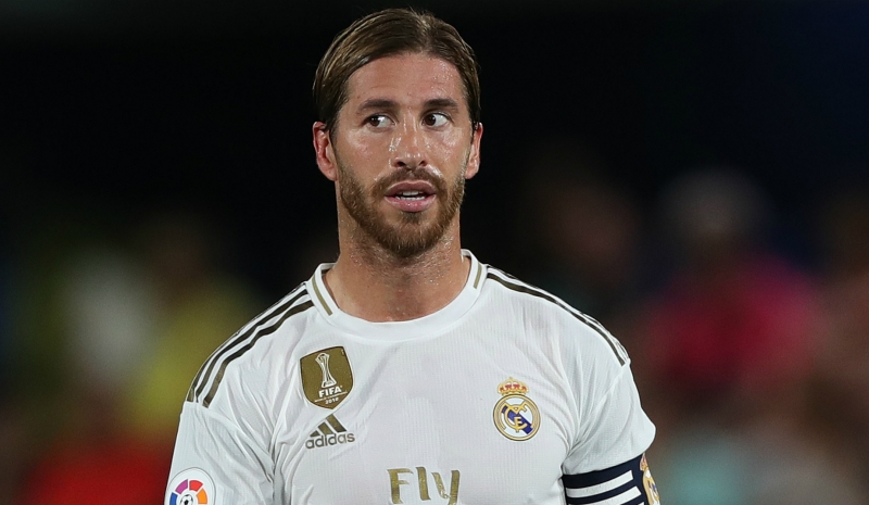 ريال مدريد وأوساسونا .. جماهير ترمي قائد الريال بولاعة وتهتف:يموت راموس(فيديو)