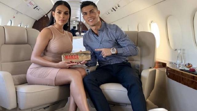 صديقة كريستيانو رونالدو تزين يدها بمجوهرات بمليون يورو