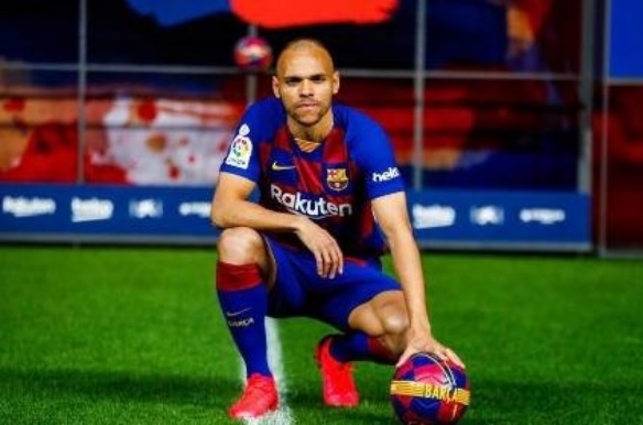 مهاجم برشلونة الجديد يثير السخرية بعد “فيديو الفشل”..(فيديو)