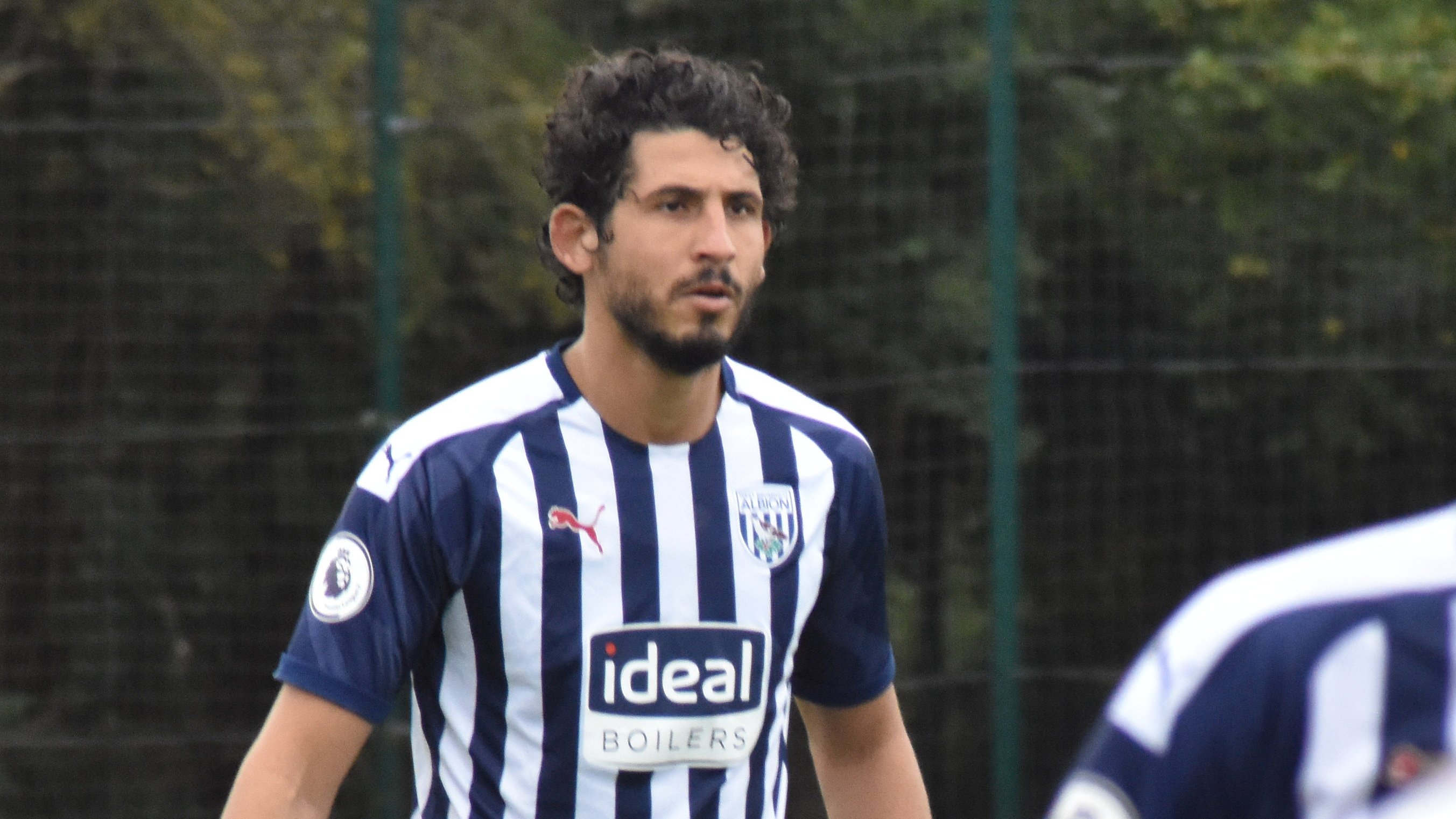 أحمد حجازى يلاعب أطفاله ببكرة مناديل من داخل العزل المنزلي(فيديو)