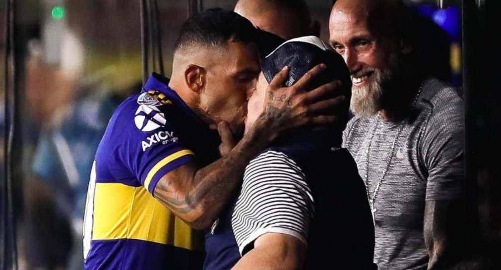 تيفيز بقبلة غريبة على شفاة مارادونا وسجدة..احتفالا بلقب الدوري الأرجنتيني(فيديو)