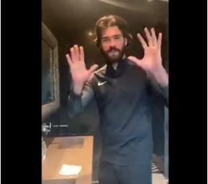 حارس ليفربول يشارك في تحدى الأيدى النظيفة ويختار 3 لاعبين لتنفيذه(فيديو)