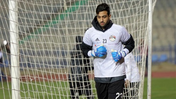 حارس مرمى منتخب مصر يتحدى حامي عرين ليفربول والبرازيل(فيديو)