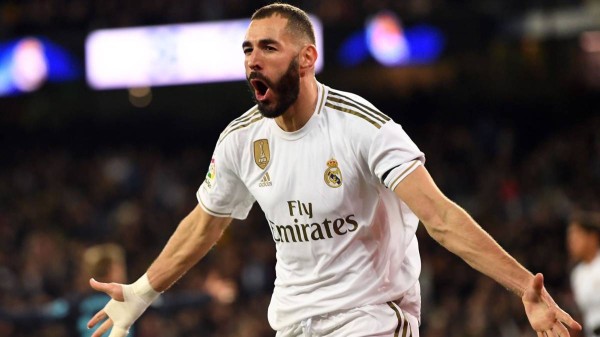 كريم بنزيما يتلقي هدية تذكارية من رئيس ريال مدريد بعد الإطاحة ببرشلونة