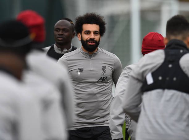 الأهلي نيوز : شاهد محمد صلاح يؤدى التدريبات مع “مكة” فى العزل المنزلى