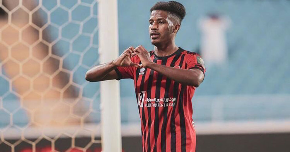 الرائد السعودي يعاقب لاعبه رائد الغامدي بسبب فيديو ارتدائه قميص النصر(فيديو)