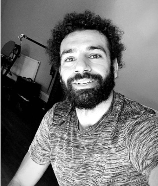 محمد صلاح فى أحدث ظهور له بالـ أبيض × أسود خلال الحجر المنزلى