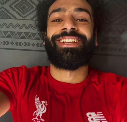 محمد صلاح ينشر صورة جديدة بزى ليفربول ..مبتسما بدون تعليق