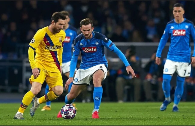 نابولي يعيد أموال تذاكر مباراة برشلونة في دوري أبطال أوروبا