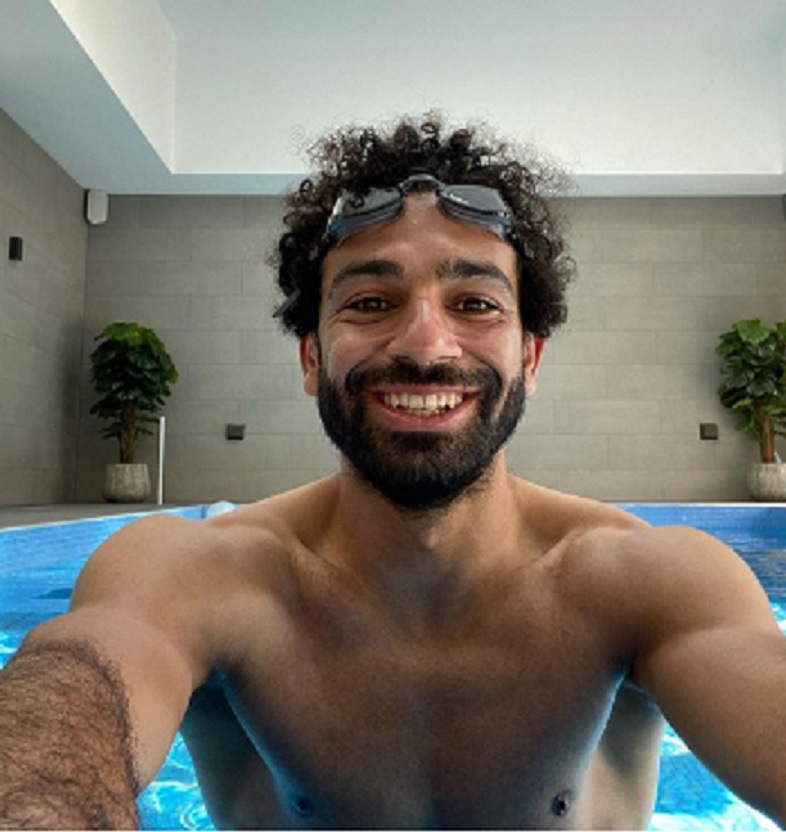 محمد صلاح يحتفل بالمركز الرابع فى قائمة أجور الرياضيين من داخل حمام سباحة