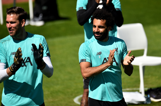 محمد صلاح ولاعبو ليفربول يحتفلون بعيد ميلاد جيرارد .. (فيديو +صور)