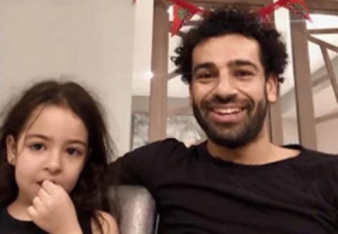 مكة محمد صلاح في مكالمة بالفيديو مع أطفال من مصر: بلعب كورة زي بابا(فيديو)
