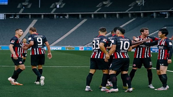 الدوري الألماني .. آينتراخت يزيد من معاناة شالكة ويهزمة بثنائية