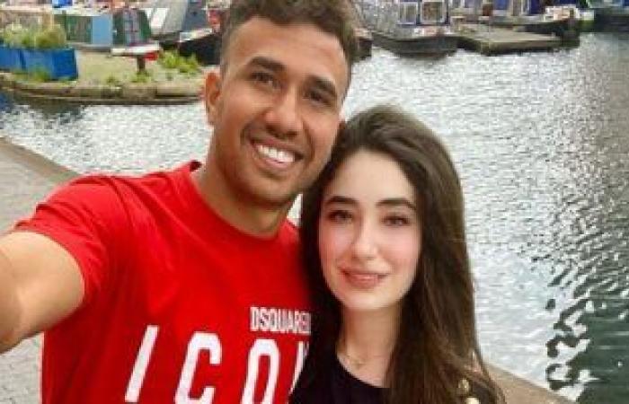 تريزيجيه فى نزهة مع زوجته بشوارع بريطانيا..ويعلق:بقلب أحمر(صورة)