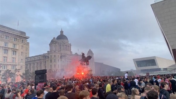 جماهير ليفربول تشعل حريقا بمبني تاريخي خلال احتفالات البريميرليج (فيديو)