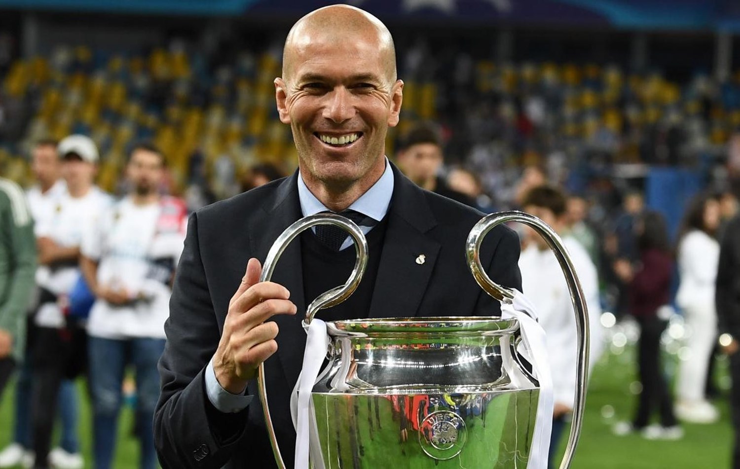 ريال مدريد يحتفل بعيد ميلاد زيدان الـ48 على تويتر:تهانينا للمستر زيزو(فيديو+صور)