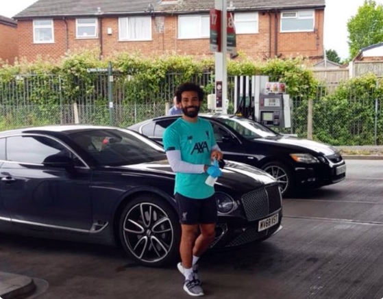 محمد صلاح في لفته رائعة داخل إحدى محطات البنزين بإنجلترا(صورة)