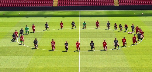 محمد صلاح ونجوم ليفربول في لفتة رائعة تضامنا مع فلويد ضد العنصرية(صور)