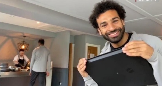محمد صلاح فى وصلة هزار قبل وجبة الغداء استعدادا لمواجهة إيفرتون(فيديو)