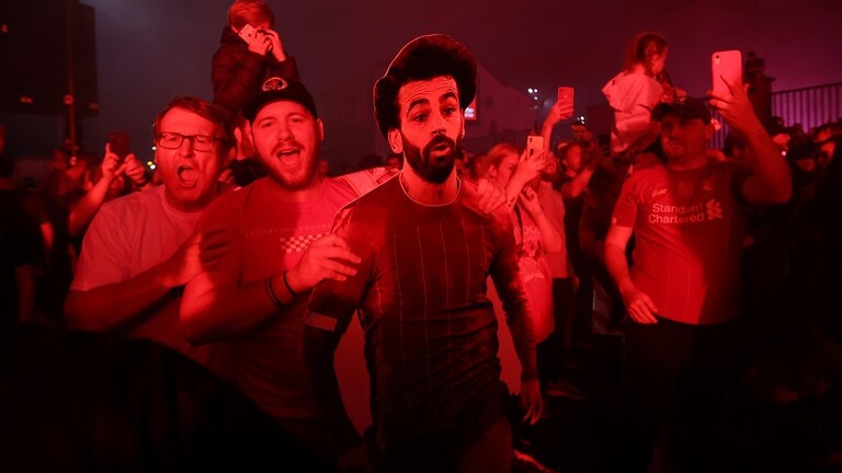محمد صلاح يواصل الاحتفالات بلقب الدوري الإنجليزي..(صورة)