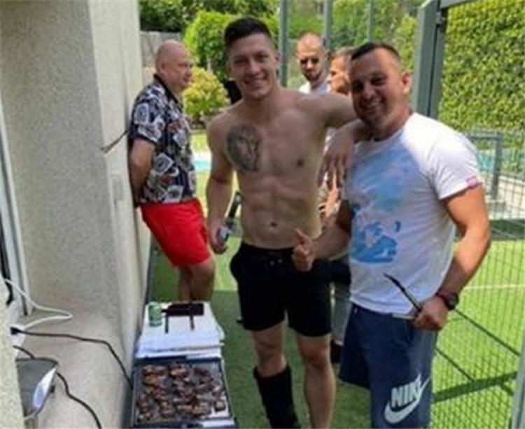 مهاجم ريال مدريد يستعجل نهايتة مع الملكي بعد مشاركتة بحفل شواء