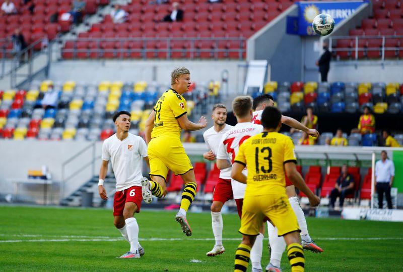 هالاند يسجل هدف قاتل تسبب فى إصابة مدرب بوروسيا دورتموند (فيديو)
