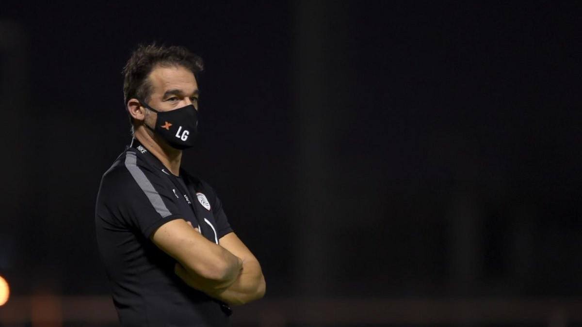 الشباب السعودي يعلن رحيل مدربه الاسباني ويبحث عن بديل
