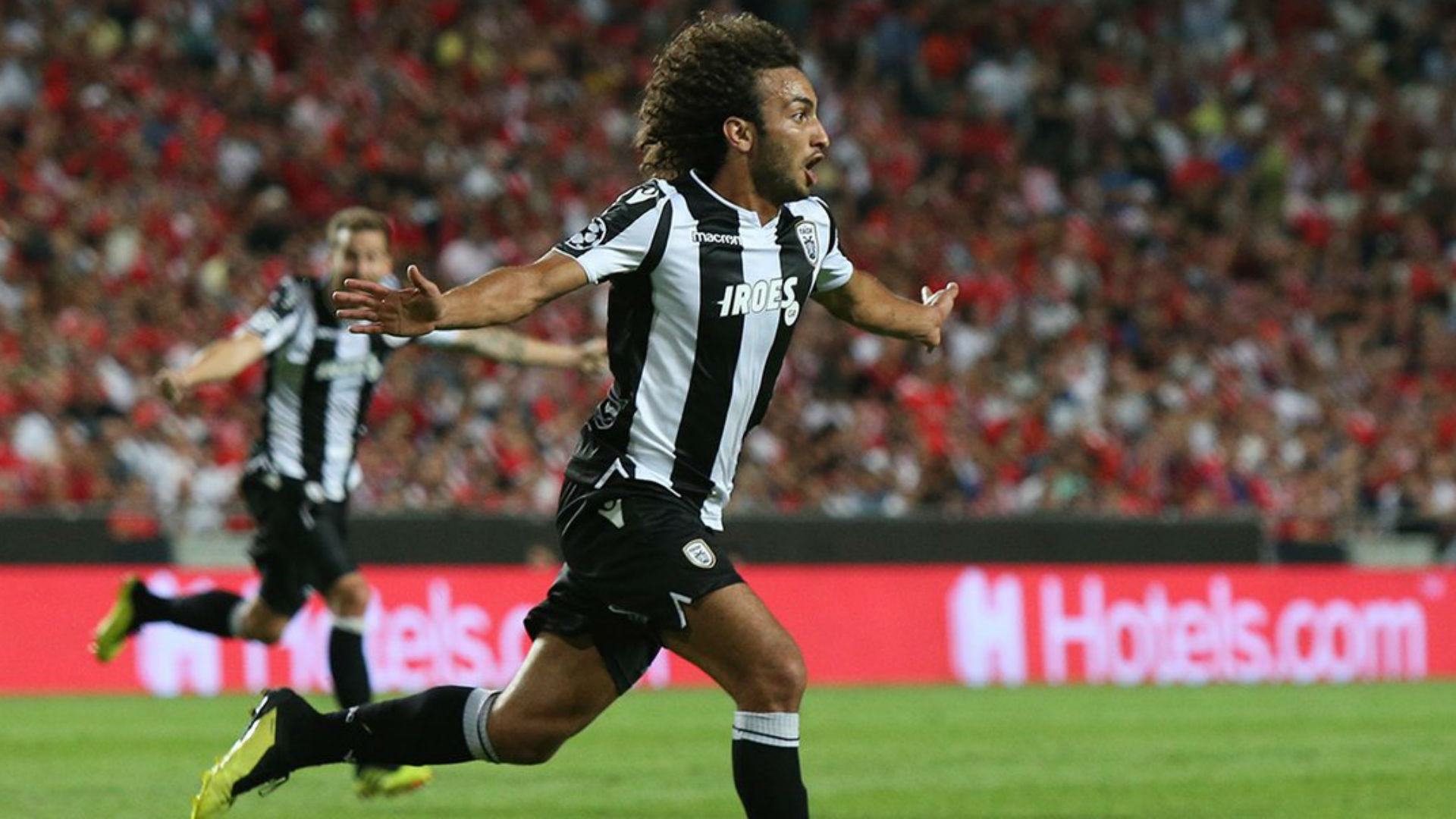 عمرو وردة يعلن تجديد عقده مع باوك اليونانى حتى صيف 2021
