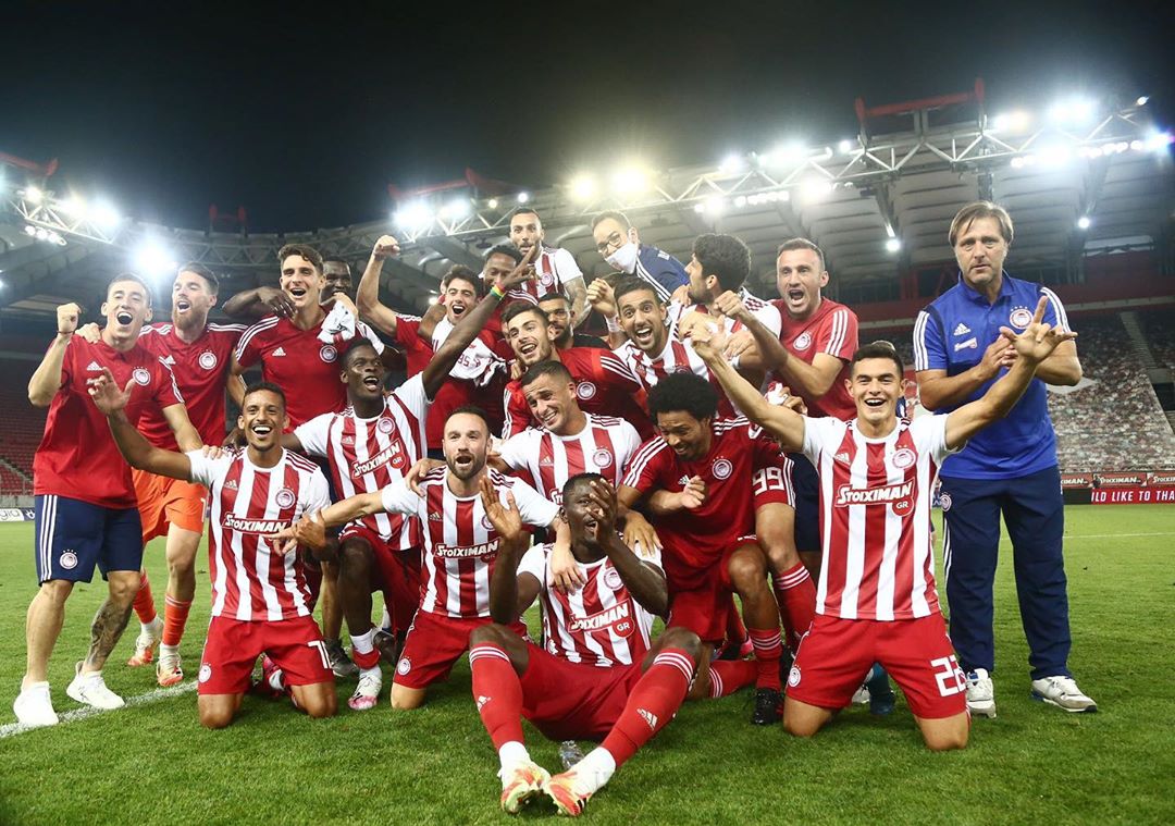 كوكا يواصل احتفالاته بالتتويج بالدورى اليونانى :مع عائلتى الكبيرة