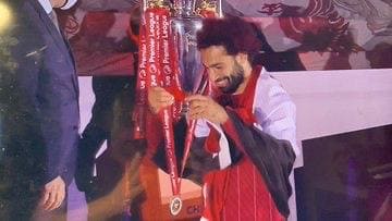 محمد صلاح بـ علم مصر يتوج بالميدالية الذهبية للدوري الإنجليزي(صور+فيديو)