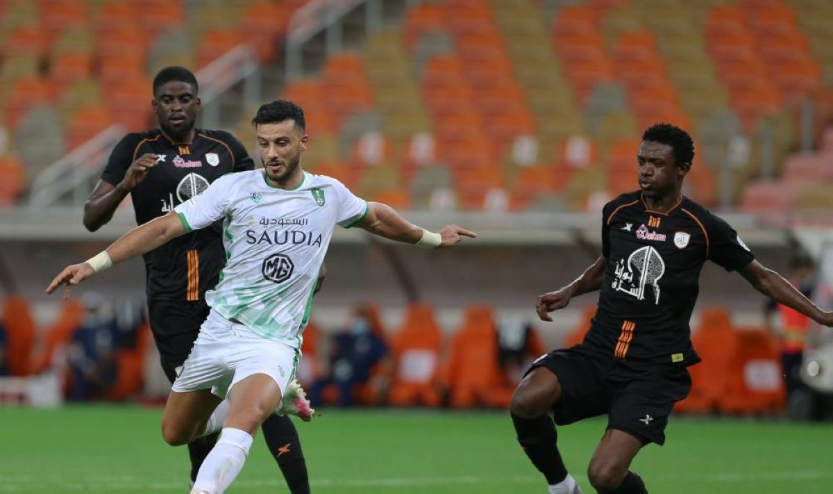 الأهلي السعودي يكشف عن موقفة بشأن رحيل محمد العويس وعمر السومة - ستاد الأهلي