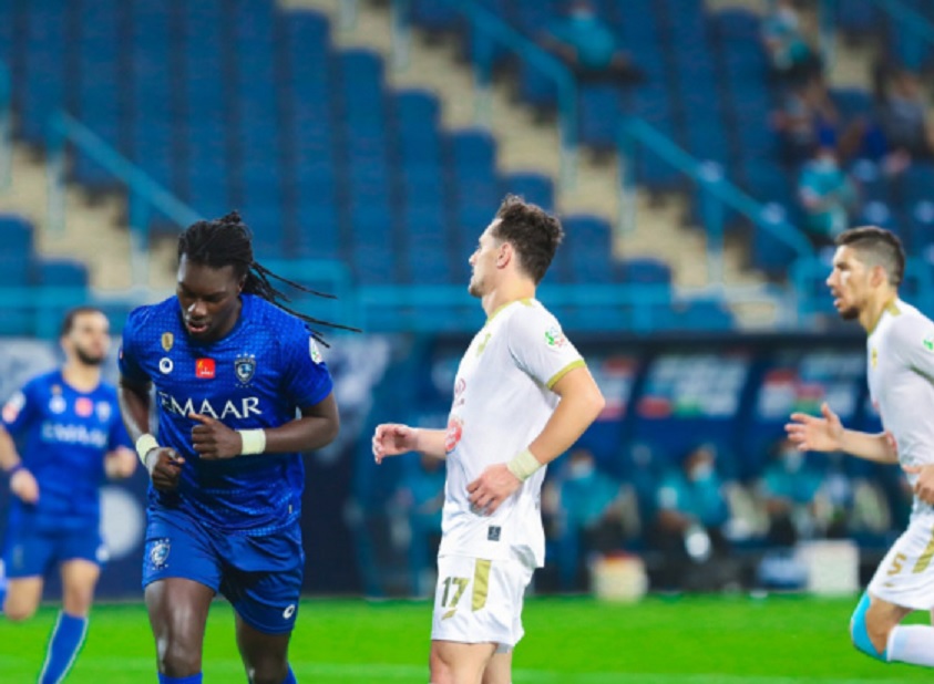 الدوري السعودي ..جوميز يقود الهلال لهزيمة الفتح بثنائية مثيرة ويحلق بالصدارة(فيديو)