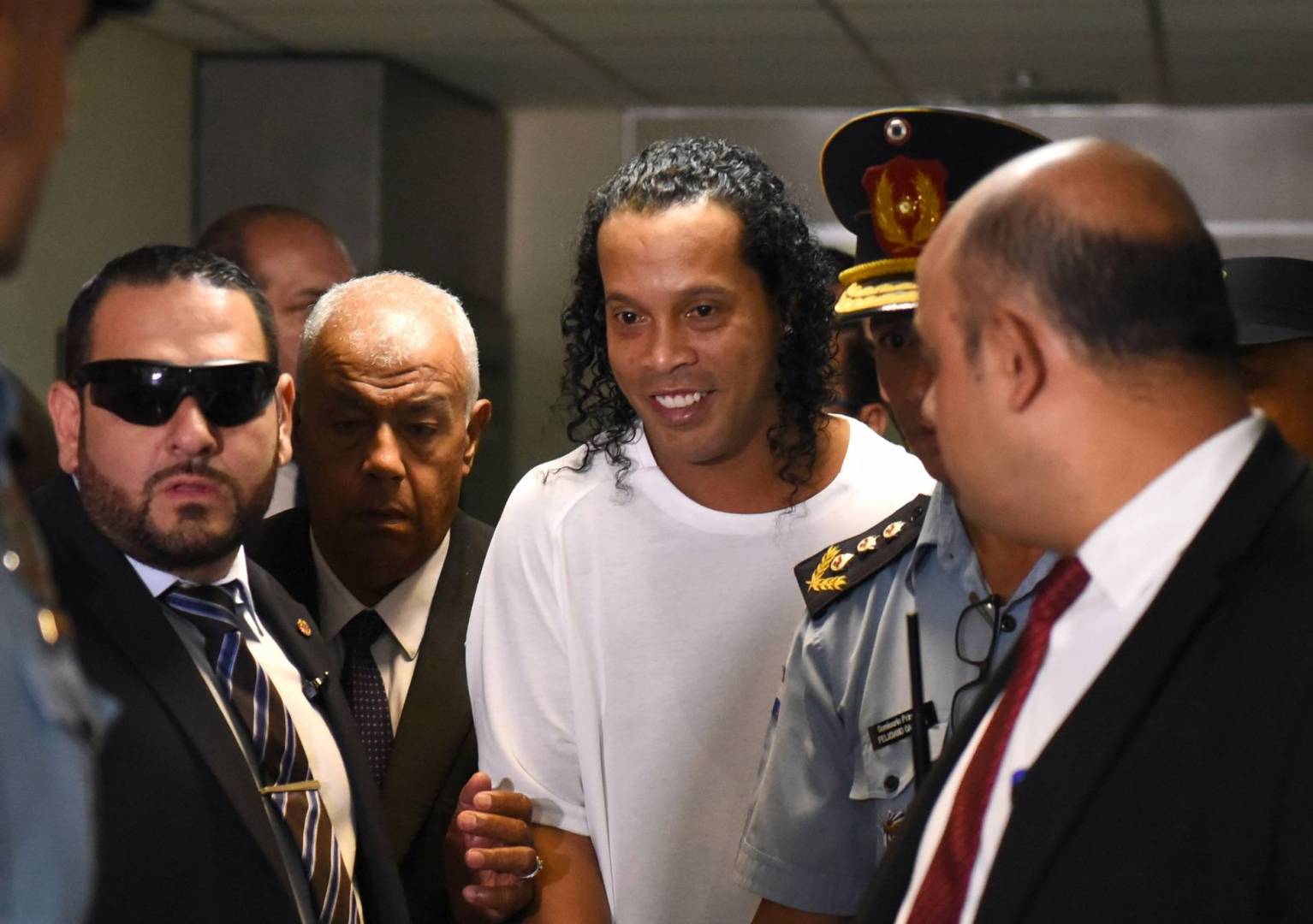 رونالدينيو ينتهك شروط الإفراج ويستضيف نساء في الفندق ليلًا