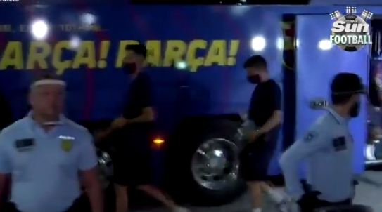 فيديو جديد لرد فعل جماهير برشلونة عقب عودة لاعبي الفريق إلى إسبانيا(فيديو)