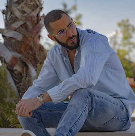 كريم بنزيما مع أصدقائه في أول ظهور بعد الخروج من دورى الأبطال(صورة)