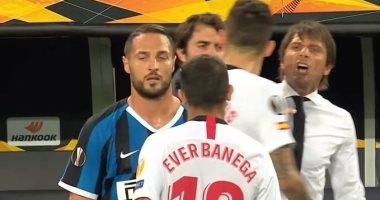 كونتي ونجم إشبيلية يدخلان في مشادة على هامش الدوري الأوروبي(فيديو)
