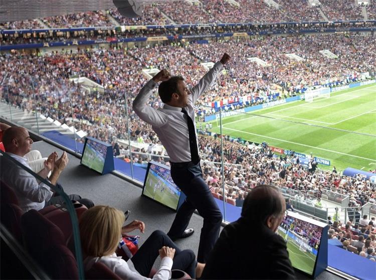 ماكرون يعلن تحدى ميركل قبل مواجهات نصف نهائى دوري أبطال أوروبا