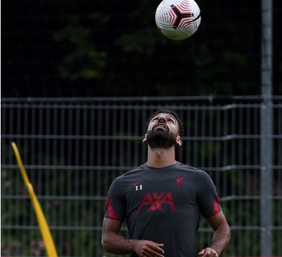 محمد صلاح يستعرض مهاراته بصور جديدة من تدريبات ليفربول(صور)