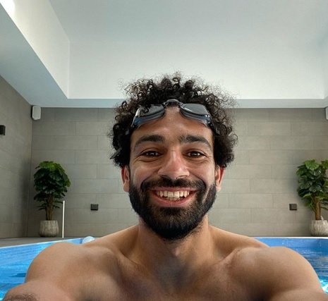 محمد صلاح يظهر عضلات بطنه ويستعرض فورمة الصيف تحت أشعة الشمس(صور)