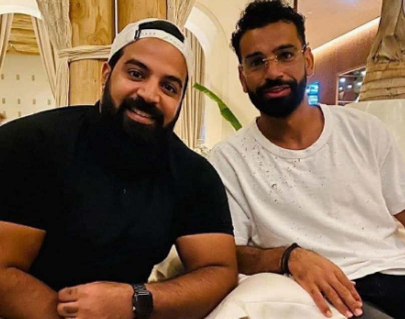محمد صلاح في صورة جديدة بالنظارة و”النيو لوك” .. (صورة)