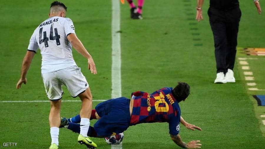 ميسي في تصرف غير رياضي تجاه مانولاس بعد مباراة برشلونة ضد نابولى(فيديو)