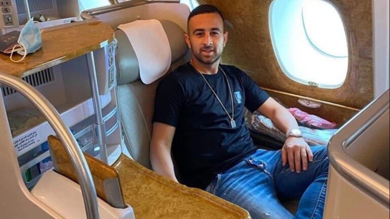 أول لاعب إسرائيلي في طريقه إلى دبي للانضمام إلى النصر..صورة في الطائرة