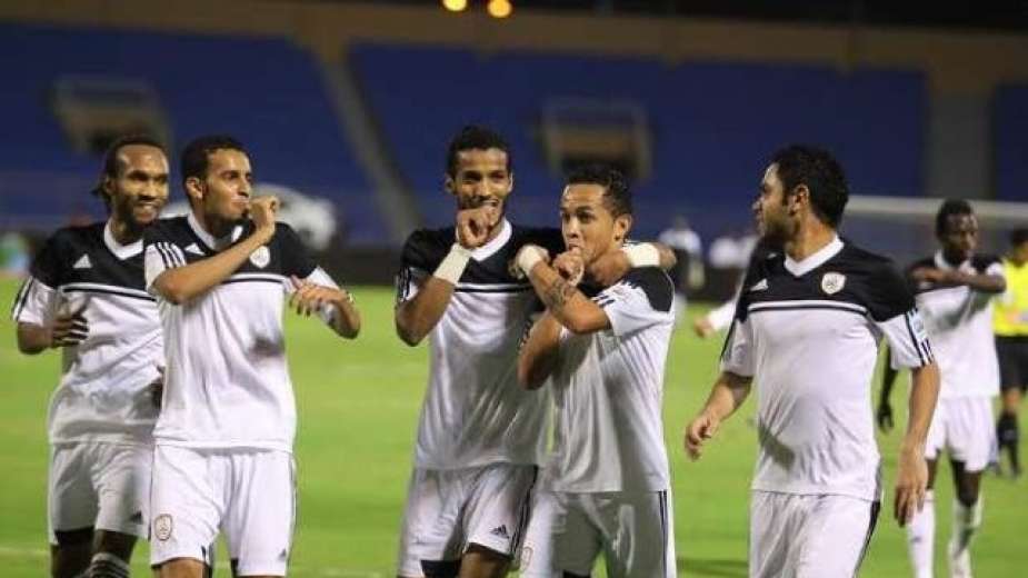 الشباب السعودى يقيم ممرا شرفيا لفريق الهلال بعد التتويج بالدورى