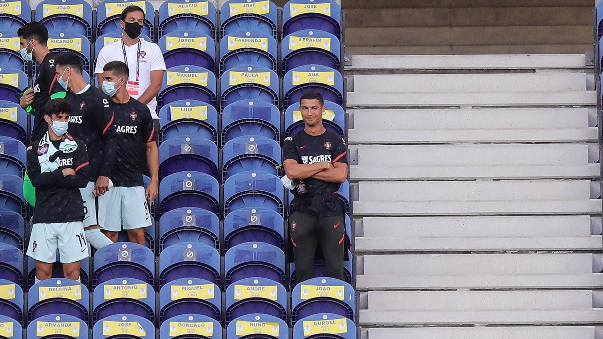 رونالدو يتعرض لموقف محرج خلال تواجده في مدرجات مباراة البرتغال وكرواتيا (فيديو)