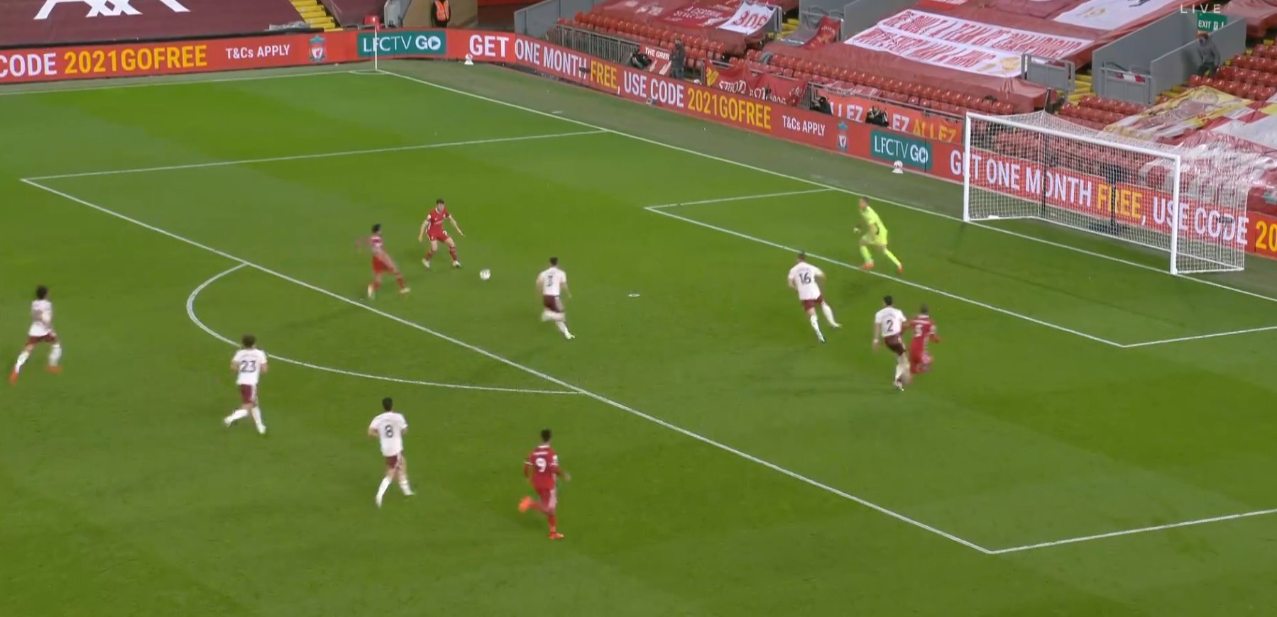 محمد صلاح يتعرض لإنتقادات لاذعة بسبب تصرفه مع زميله في مباراة أرسنال(فيديو)