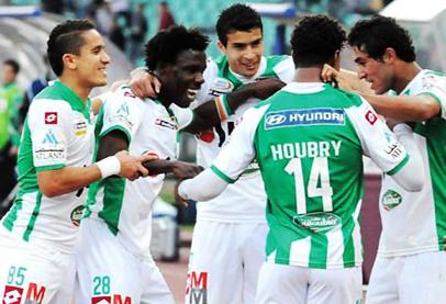 الرجاء البيضاوي يتوج بالدوري المغربي بعد مباراة مثيرة أمام الجيش الملكي (فيديو)