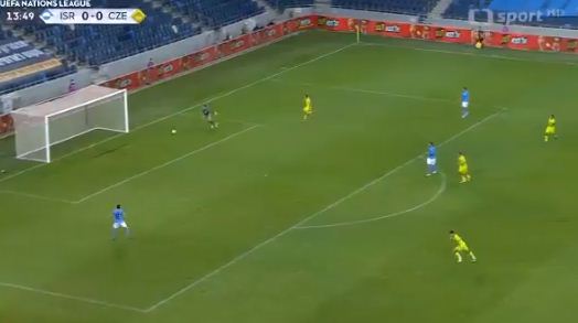 حارس منتخب إسرائيل يرتكب خطأ فادحا ويحرز هدفا فى مرماه بطريقة طريفة(فيديو)